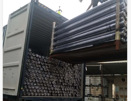 山脉湖泊风景图